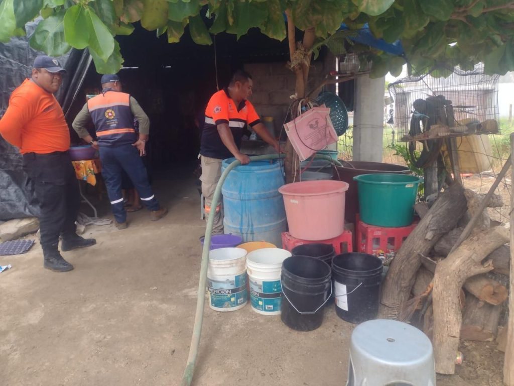 1000968030-1024x768 CON PIPAS, INSTRUYE MIGUEL QUETU EL SUMINISTRO DE AGUA A COLONIAS DE LA VENTOSA ANTE DESABASTOS