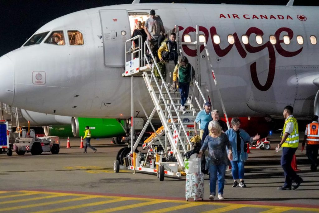 1001277440-1024x683 Recibe Puerto Escondido el segundo vuelo por temporada invernal proveniente de Toronto, Canadá: Sectur Oaxaca